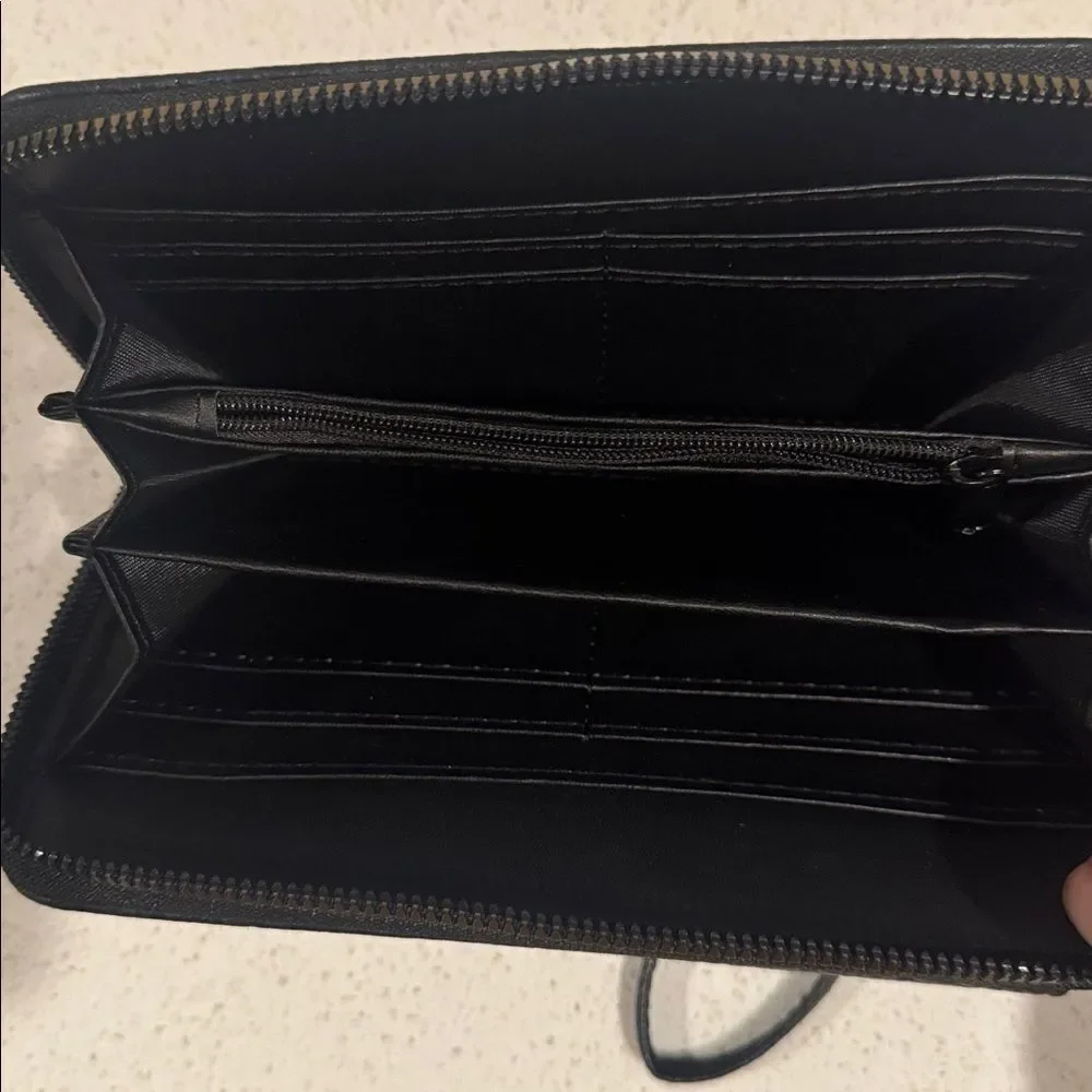 White Mountain Black Faux Pebbled Leather Wristlet Wallet Zip Around Casual NWOT